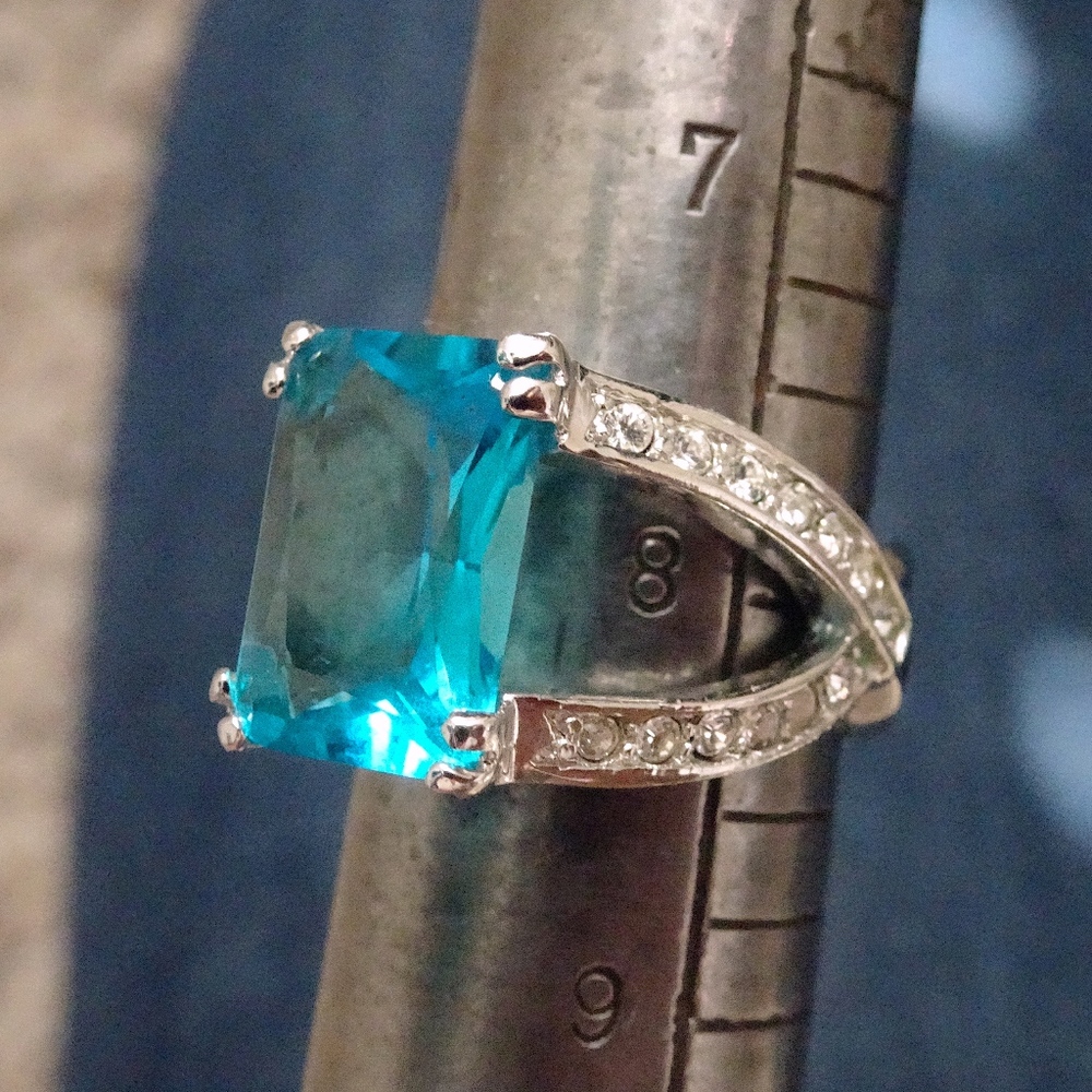 Big Light Aqua Turquoise Blue Glass Jewel Silver Tone Statement Ring Size 8 - Picture 8 of 8
